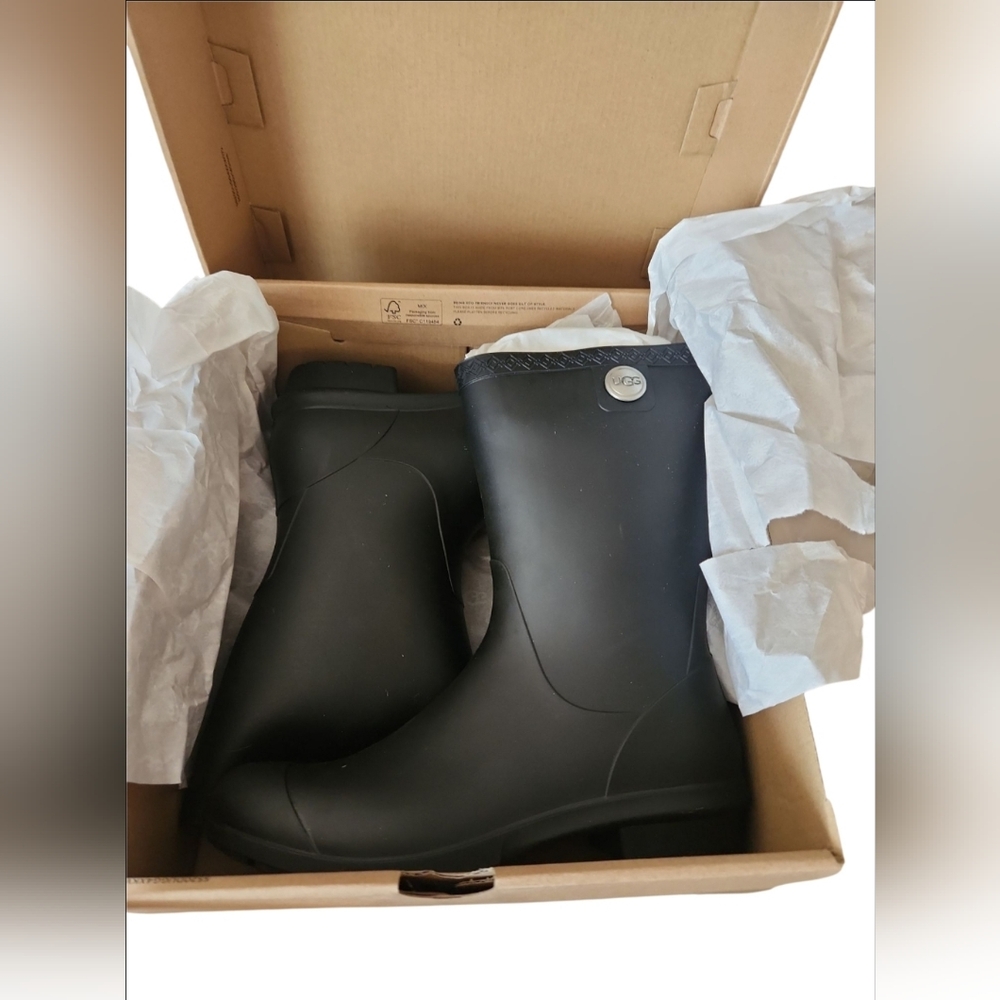 UGG Women's Sienna Matte Rain Boots Black Rubber Sheepskin Sz 9 New In Box